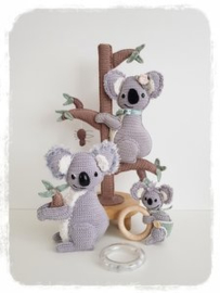 Garen en fourniturenpakket Kira Koala met haar kleine Joey met boom   (patroon apart bestellen)