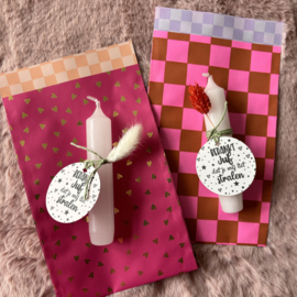 Korte kaars met cadeaulabel juf of meester