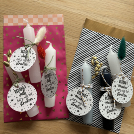 Korte kaars met cadeaulabel juf of meester