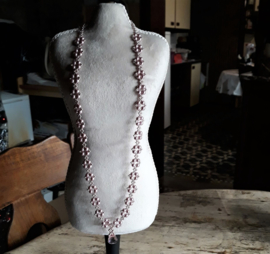 Ketting met ronde parels en swarovski hanger gemaakt door Christiane