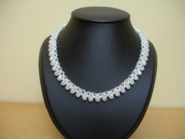 Verkocht : Witte elegante ketting met High Quality AB  Crystals  (K-23)