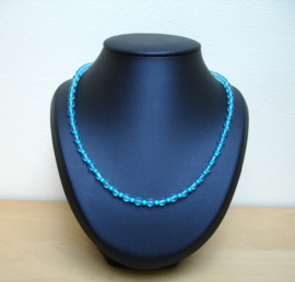 Ketting licht blauw met glaskralen  (K-173)