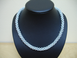 Collier Blanc avec perles vertes (K-15)