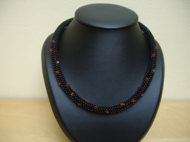 Zwarte ketting met Oranje High Quality Crystals (K-3)