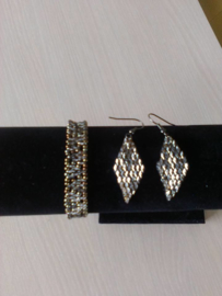 Bracelet et boucles d'oreilles fait par Linda