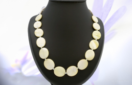 Collier Jaune clair (perles coquillage)  (K-128)