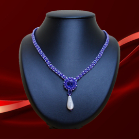 Collier Violet - blanc avec un Rivoli - Cristal de haute qualité  (K-73)