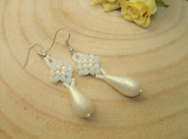 Boucles d'oreilles blanches avec des facettes (O-89)