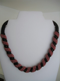 Collier Noir avec perles rose ancien (K-104)