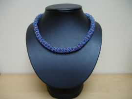 Verkocht : Ketting Blauw met rocailles goudkleur (K-140 )