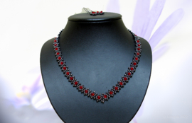 Collier gris foncé avec des Cristaux de haute qualité Rouge (K- 135)