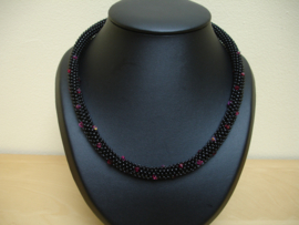 Zwarte ketting met fushia High Quality Crystals (K-4)