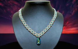 Ketting met blauwe High Qualty Crystals en druppel   (K- 136)