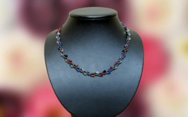 Collier avec des Cristaux  de haute qualité colorées et rocailles grises (K- 139)