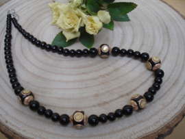 Collier noir avec perles dorées (K-33)