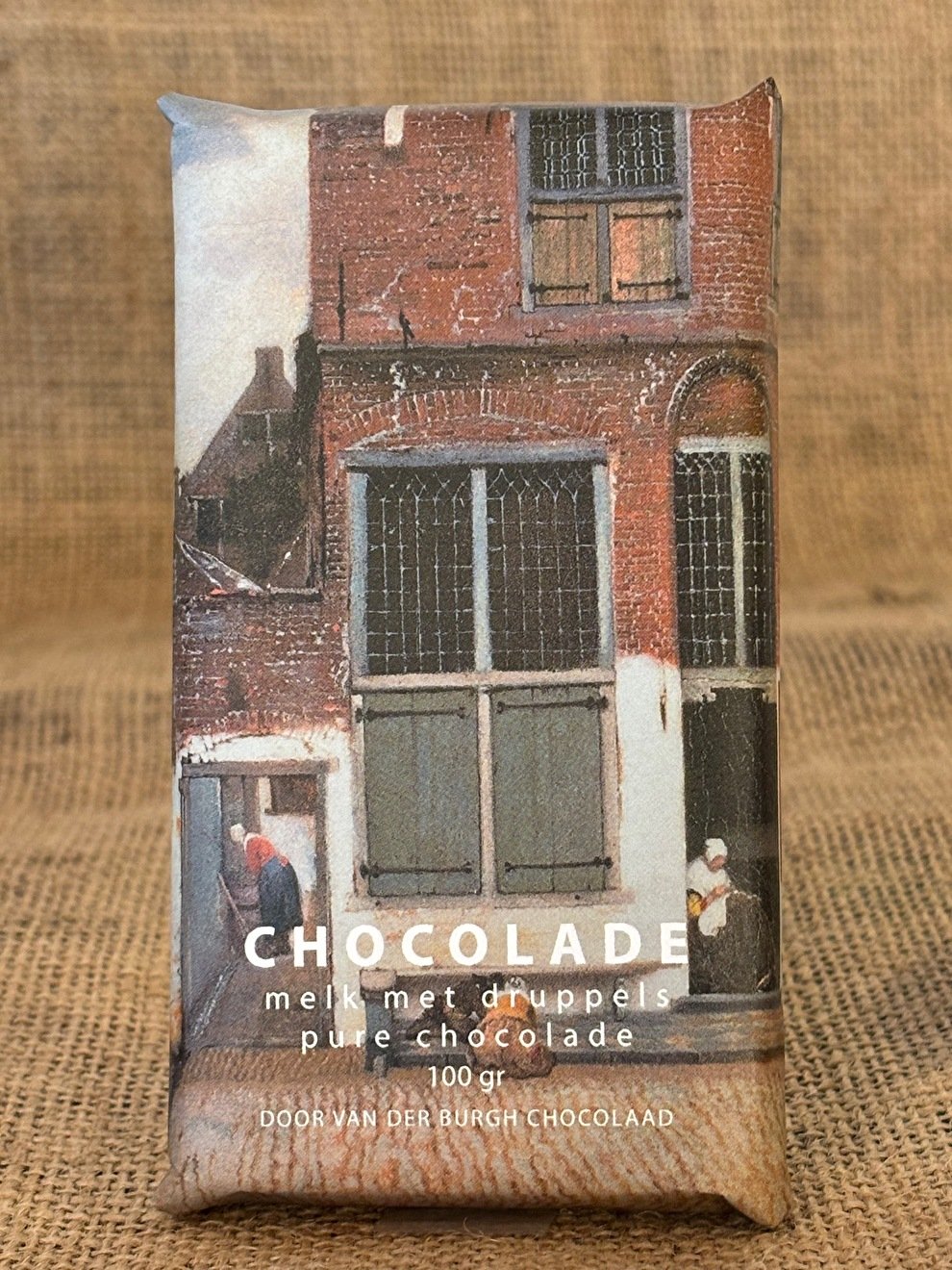 Hemelse melkchocolade met druppels pure chocolade (Het straatje van Vermeer)