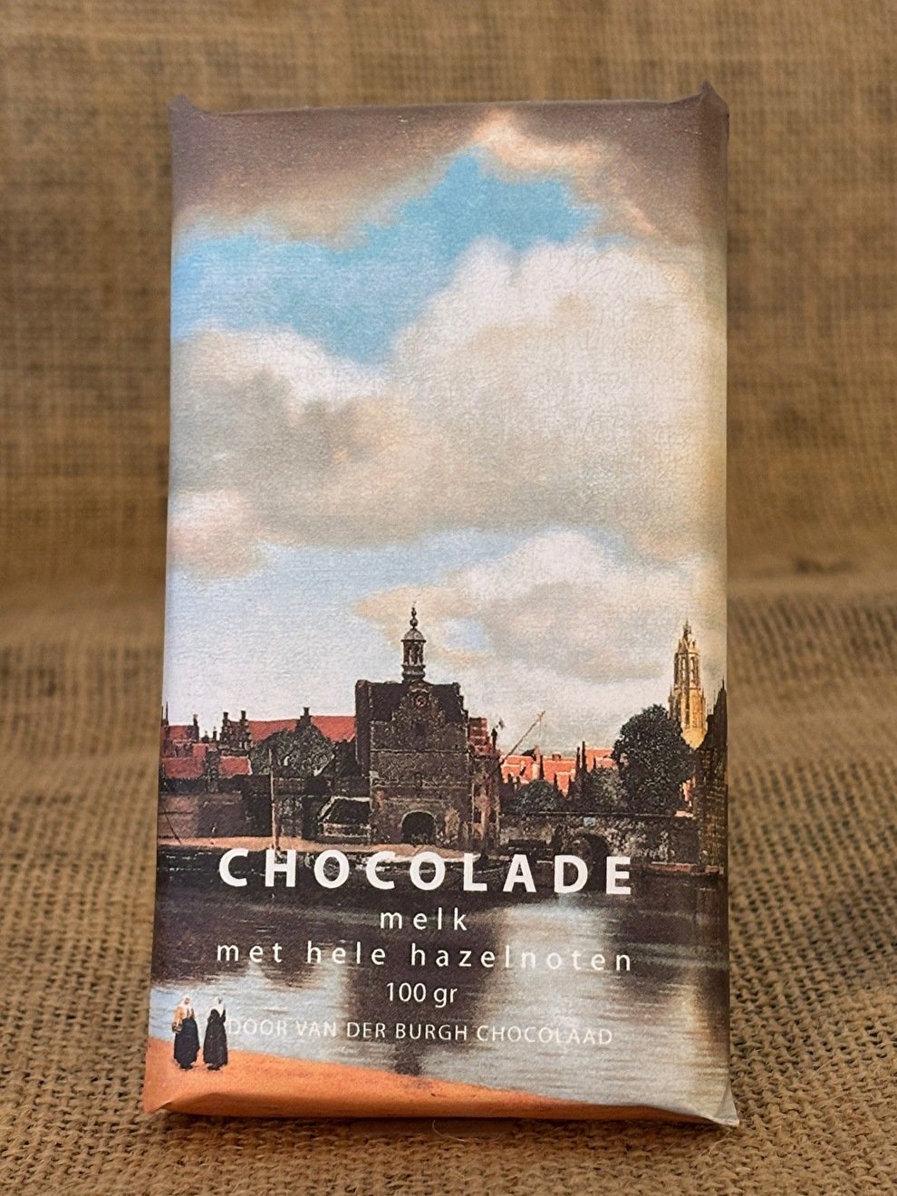 Hemelse melkchocolade met hele hazelnoten (Zicht op Delft van Vermeer)