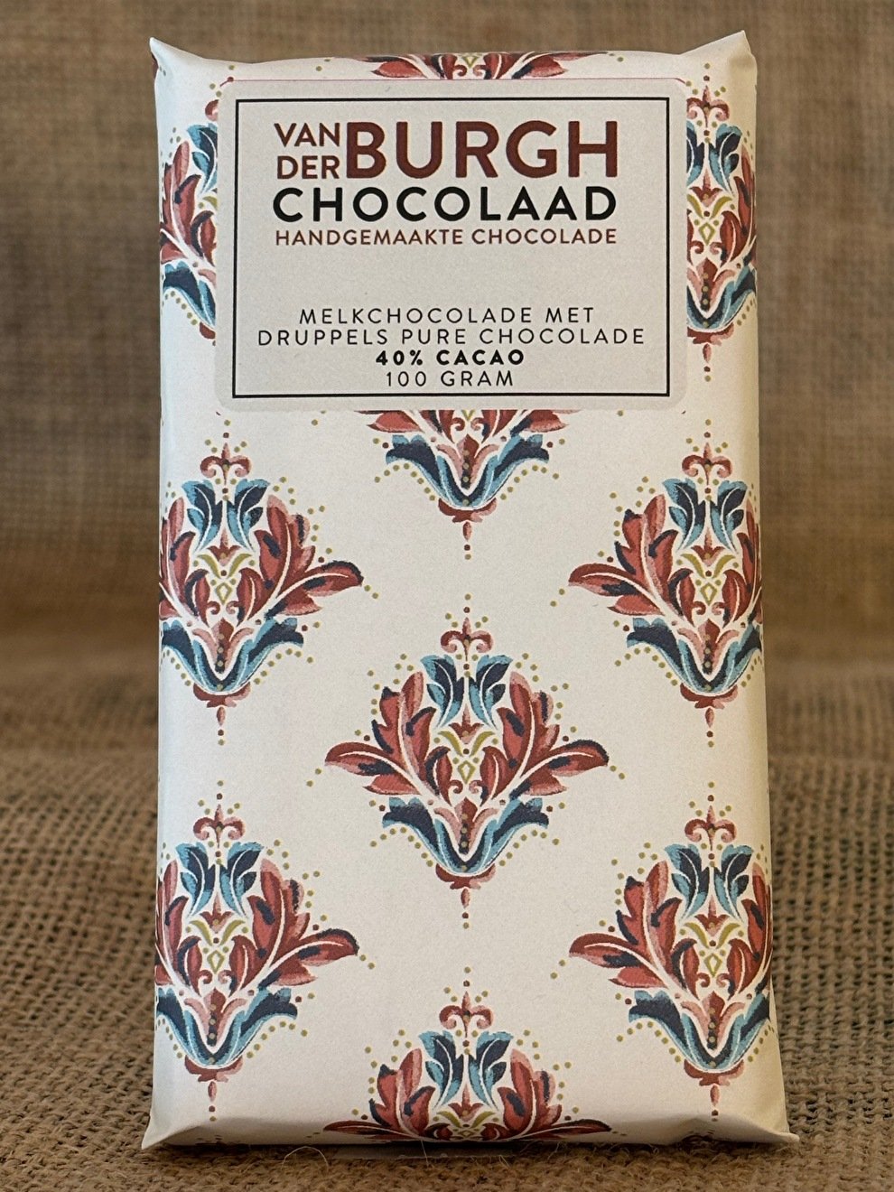 Hemelse melkchocolade met druppels pure chocolade