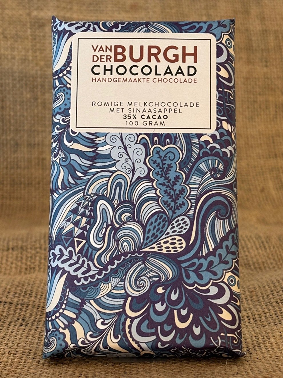 Hemelse melkchocolade met stukjes sinaasappel