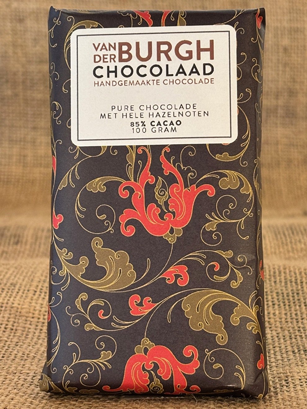 Hemelse pure chocolade met hele hazelnoten uit Piemonte (It)