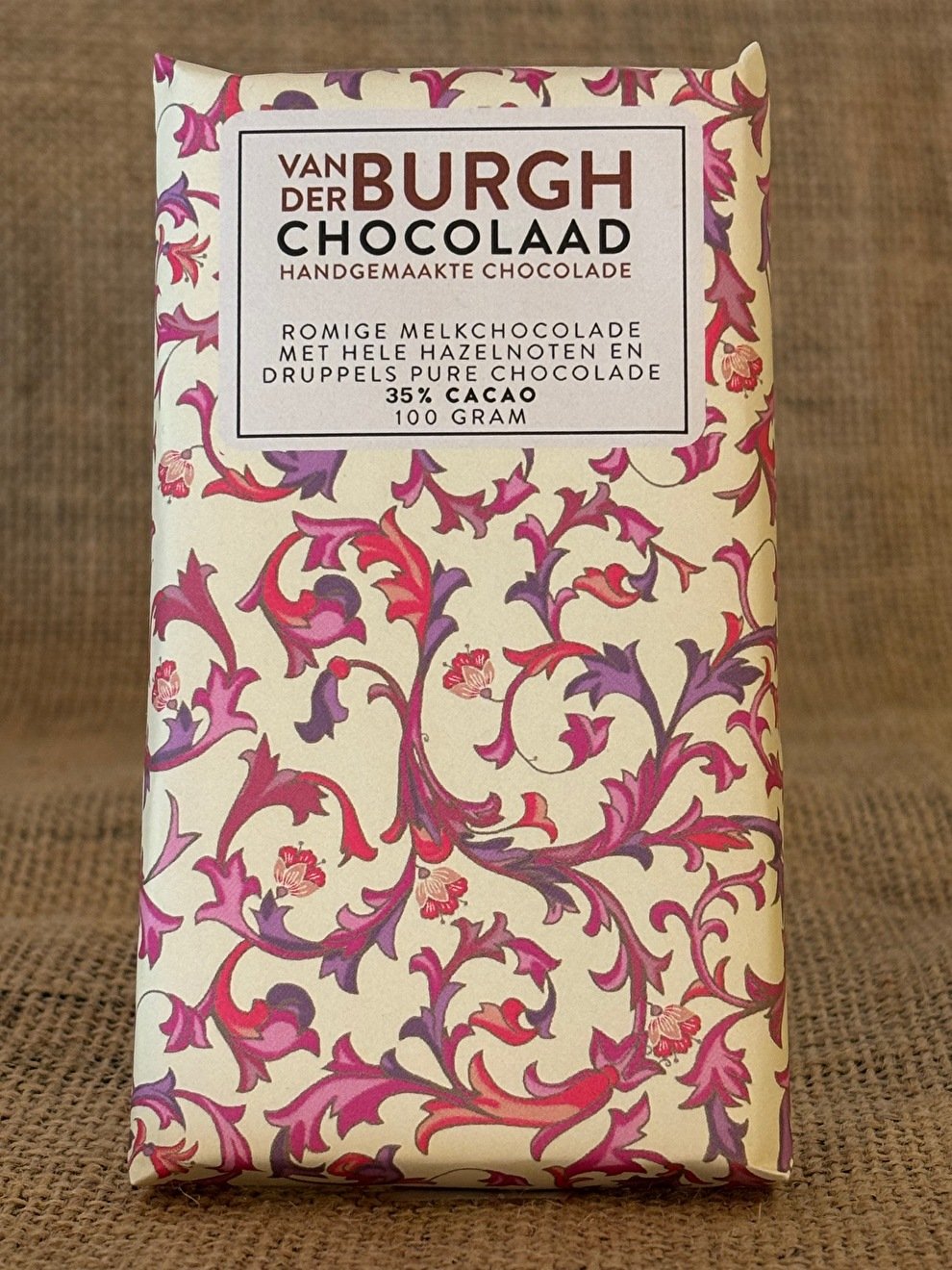 Hemelse melkchocolade met hele hazelnoten en druppels pure chocolade