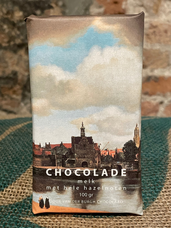 Hemelse melkchocolade met hele hazelnoten (Zicht op Delft van Vermeer)
