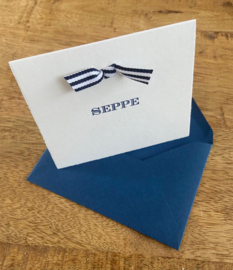 klein geboortekaartje met strikje