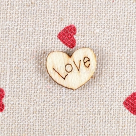 04. Houten hartjes met de tekst: Love