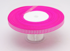 10.05 Donker roze lint met wit gekartelde opdruk