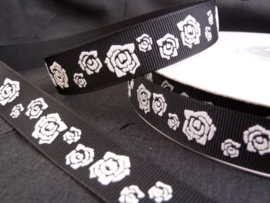 10.06 Zwart lint met witte rozen