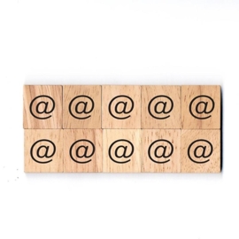 11.02 Houten scrabble blokje: @