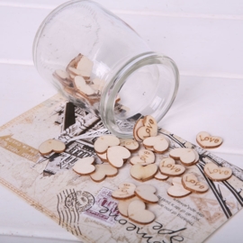 04. Houten hartjes met de tekst: Love