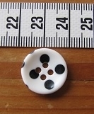 Witte knopen met zwarte stippen