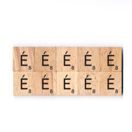11.02 Houten scrabble blokje: É