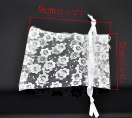 18.03 9x7 witte organza zakjes met zilveren bloemen