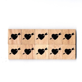 11.02 Houten scrabble blokje: Hartje met pijl