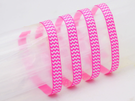 10.05 Donker roze lint met wit gekartelde opdruk
