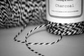 17.01 Baker`s twine zwart / wit Charcoal 1,0 mm.