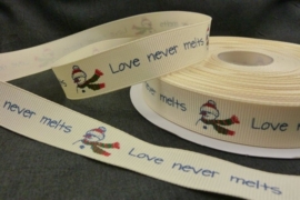 10.13 Licht geel lint met een sneeuwpop en de tekst: Love never melts