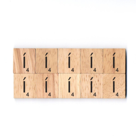 11.02 Houten scrabble blokje: Í