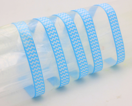 10.05 Licht blauw lint met wit gekartelde opdruk