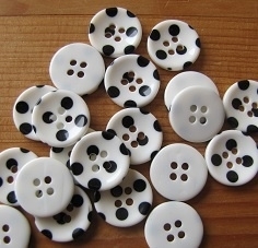 Witte knopen met zwarte stippen