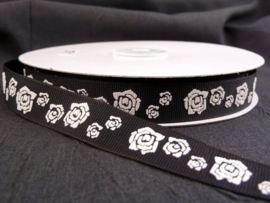 10.06 Zwart lint met witte rozen