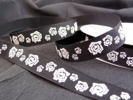 10.06 Zwart lint met witte rozen