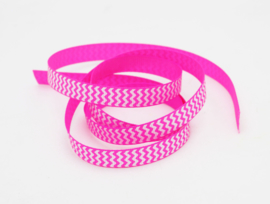 10.05 Donker roze lint met wit gekartelde opdruk