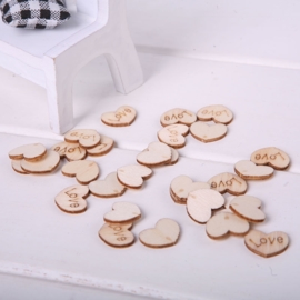 04. Houten hartjes met de tekst: Love