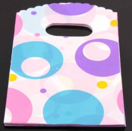 Witte tasjes met gekleurde cirkels
