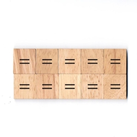 11.03 Houten scrabble blokje: =