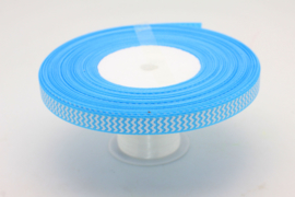 10.05 Licht blauw lint met wit gekartelde opdruk