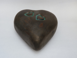 Urn hart met 2 kleine hartjes ingewerkt MU 79